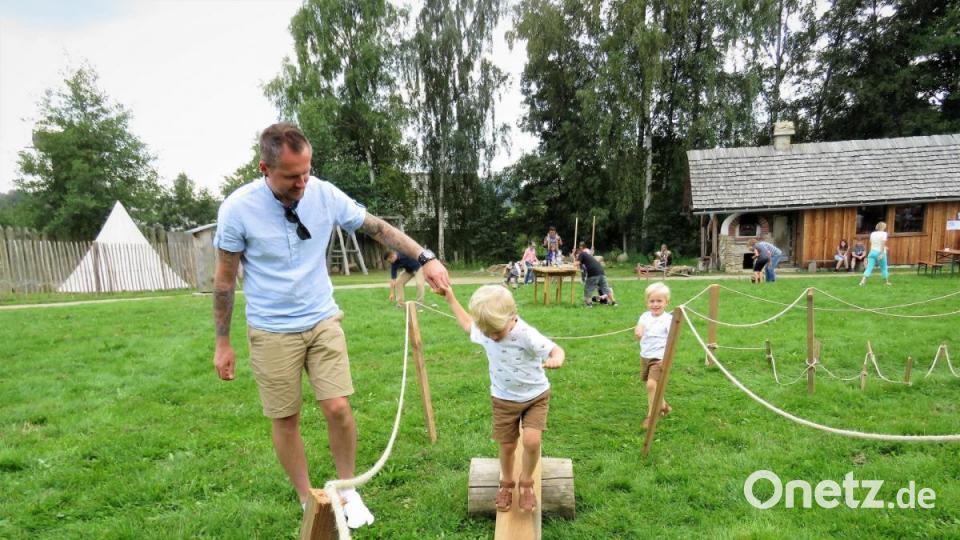 Henri und sein Zwillingsbruder Matze versuchten sich im sportlichen Kleinkinder-Parcours, natürlich half der Papa gern dabei. Bild: ubb