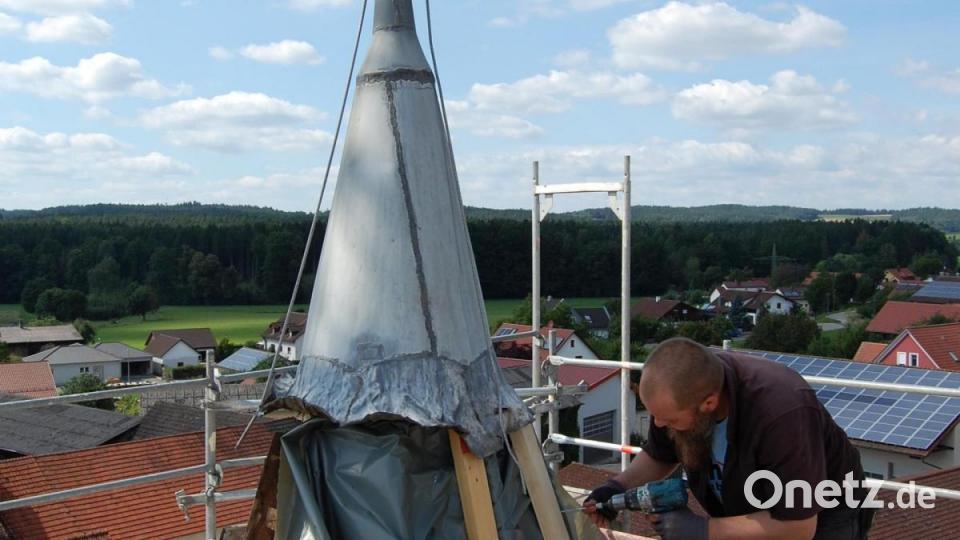 Unser Berichterstatter wagte sich bis hinauf an die Kirchturmspitze. Mit erforderlichen Maßnahmen wird das Turmdach nun „wasserdicht“ gemacht. Bild: grm