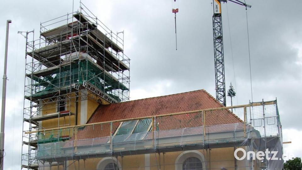 Die Sanierungsarbeiten an der rundum eingerüsteten St. Barbara-Kirche sind in vollem Gange. Bild: grm