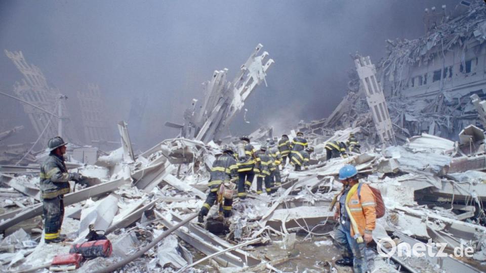 Feuerwehrleute klettern über die Trümmer des Marriott-Hotels und des in sich zusammengefallenen zweiten Turms nach dem Terroranschlag auf das World Trade Center. Archivbild: Randy Taylor/ZUMA Press Wire Service/dpa