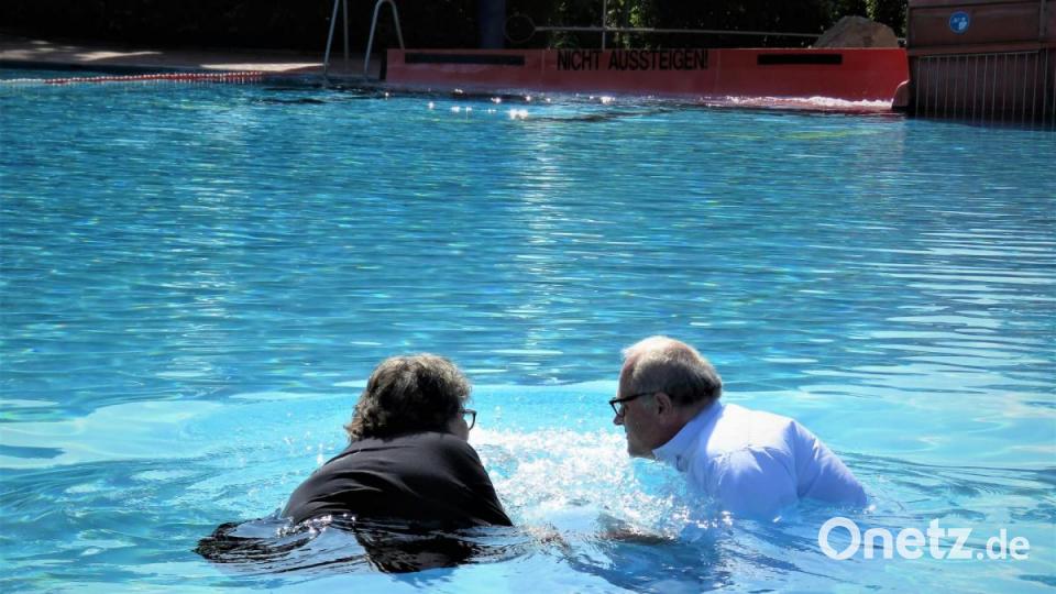 Susi Bittner und Pastor Harald Röttger drückten Angelika Würner vorsichtig kurz unters Wasser. Bild: ubb
