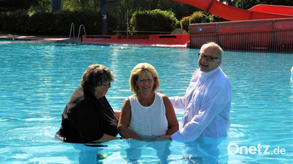 Pastor Harald Röttger fragte Angelika Würner im Beisein ihrer Freundin Susi Bittner (von rechts), ob sie sich taufen lassen will. Bild: ubb
