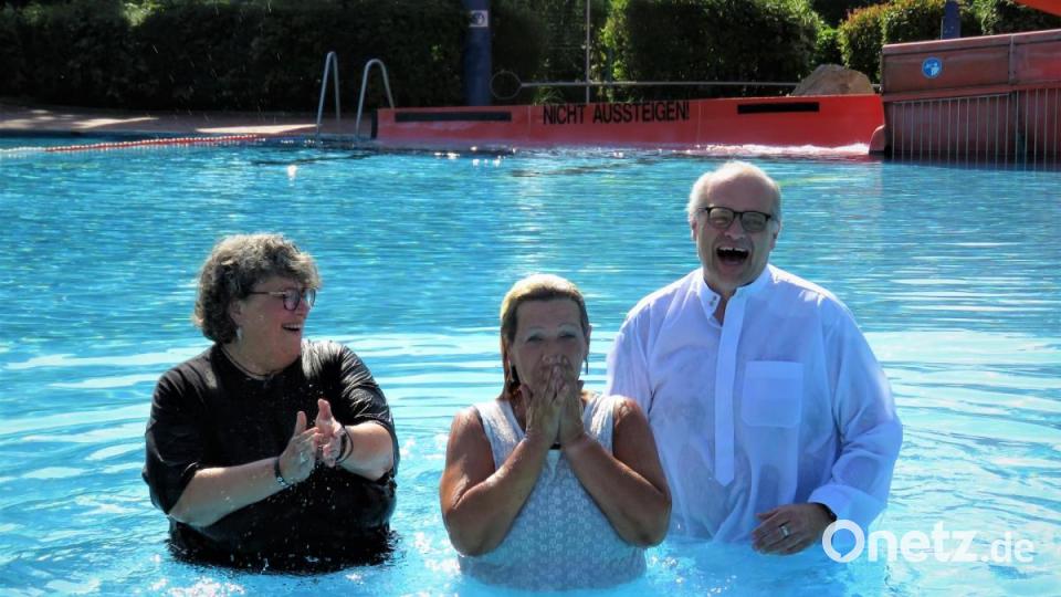 Nur wenige Minuten dauerte die Taufe. Susi Bittner klatschte dem Täufling Angelika Würner (Mitte) Beifall, Pastor Harald Röttger freute ich über den erfolgreichen Festakt. Bild: ubb