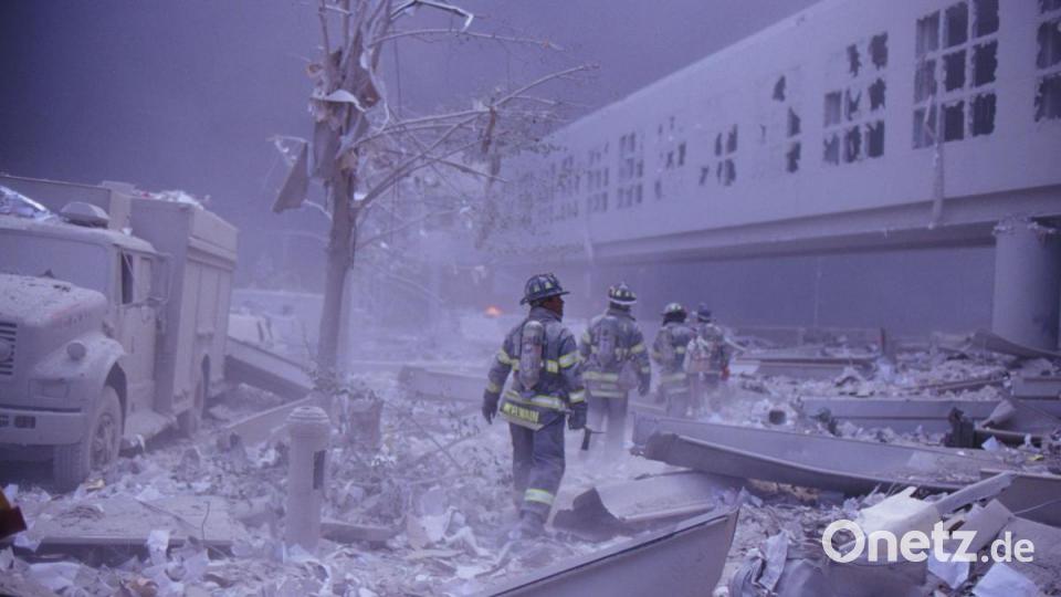 Feuerwehrleute gehen durch Schutt und Staub nachdem der zweite Turm des World Trade Centers nach einem Terroranschlag in sich zusammengefallen ist. Bild: Randy Taylor/ZUMA Press Wire Service/dpa