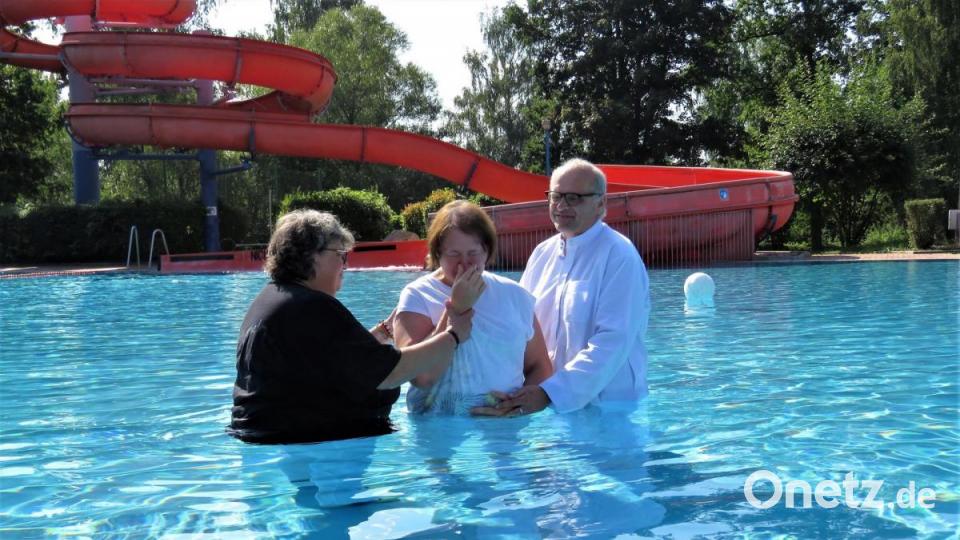 Auch Kerstin Gerber aus Plößberg (Mitte) wurde von Susi Bittner und Pastor Harald Röttger mit wenigen Handgriffen für die Taufe kurz unter das Wasser gedrückt. Bild: ubb