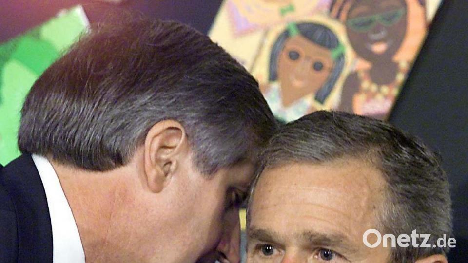 Der damalige US-Präsident George W. Bush lässt seine morgendliche Schullesung von seinem Stabschef Andrew Card (l) unterbrechen, kurz nachdem die Nachricht von den Terroranschlägen in New York bekannt wurde. Bild: Paul J. Richards/AFP/Paul J. RICHARDS