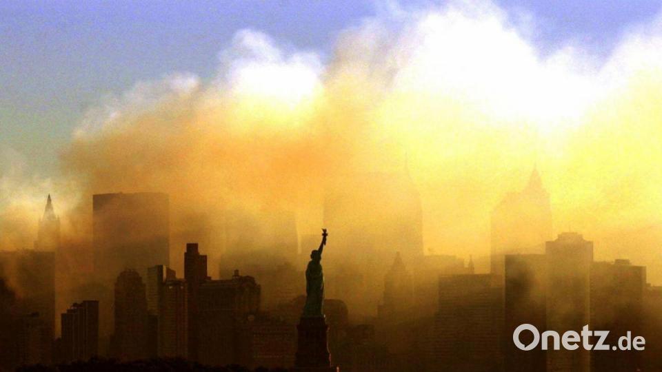 Die von Jersey City aus aufgenommene Freiheitsstatue steht am 15. September 2001 vor der in Rauch und Staub gehüllten Insel Manhattan in der Morgendämmerung. Archivbild:  Dan Loh/AP/dpa +++ dpa-Bildfunk +++