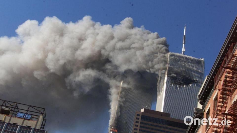 Rauch steigt aus den brennenden Zwillingstürmen des World Trade Center auf, nachdem entführte Flugzeuge in die Türme in Manhattan geflogen sind. Archivbild: Richard Drew/AP/dpa