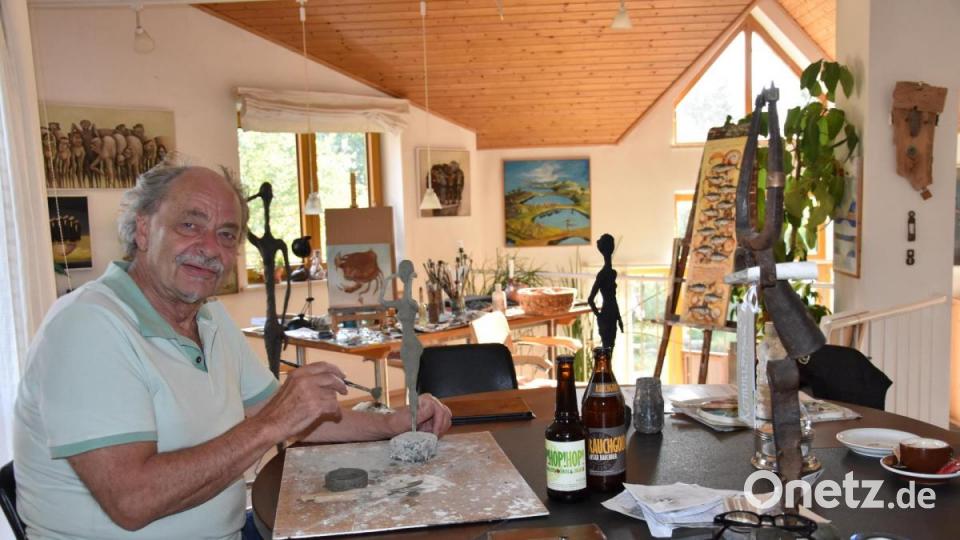 Der Neustädter Künstler Stefan Schadeck hat den Zyklus &quot;Biertanz&quot; für das Brauhaus Floß abgeschlossen und arbeitet jetzt an Figuren für die Ausstellung beim Kunst und Kulturverein Hausfluss. Bild: ui