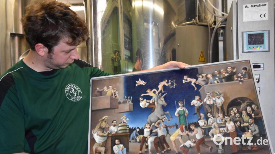 Ludwig Koch präsentiert skurril-ironische Weihnachtszenen von Stefan Schadeck als Motiv für den Bieradventskalender seiner Brauerei. Bild: ui