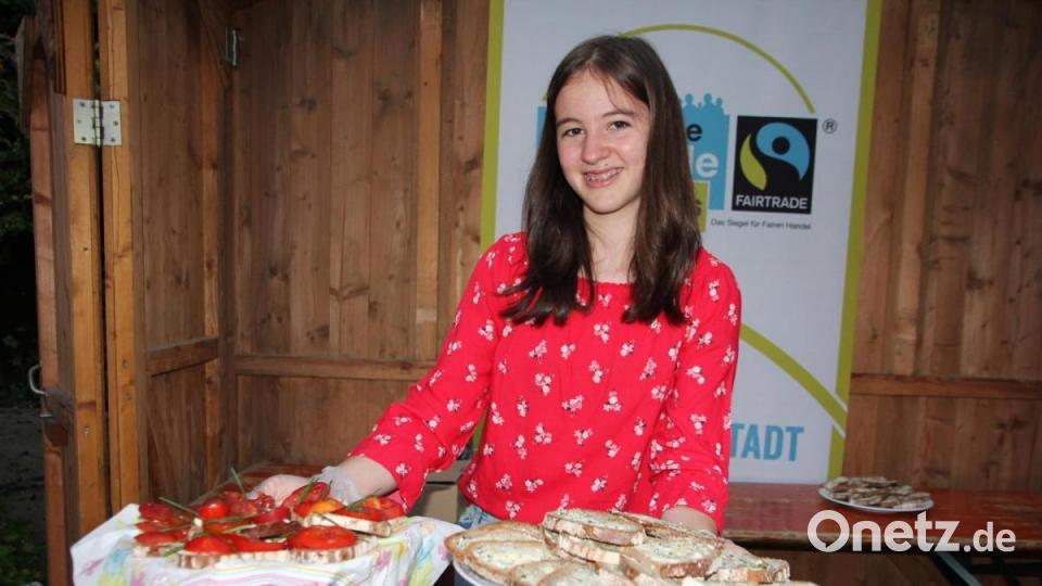 Theresa Kunz bot Kräuterbutterbrot und Tomatensalat an. Die Tomaten wurden im Naturerlebnisgarten geerntet. Bild: kro