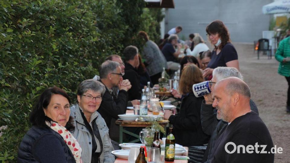 Kulinarische Köstlichkeiten durften die Besucher des Mondscheindinners im Naturerlebnisgarten genießen. Bild: kro