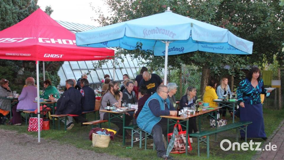 Zu einem Mondscheindinner hatte die Fair-Trade-Steuerungsgruppe unter Leitung von Gudrun Sirtl und Christina Kunz in den Naturerlebnisgarten Waldsassen eingeladen. Bild: kro