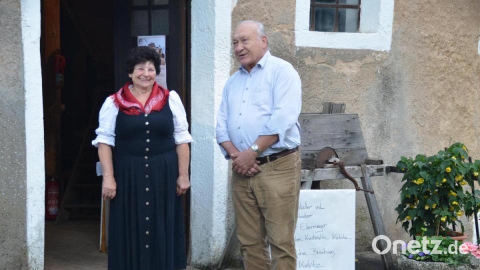 Helene Eibisch und Robert Schön hatten viel über das Schlossgut und seinem früheren Besitzer Erich Ebermayer zu erzählen. Bild: ak