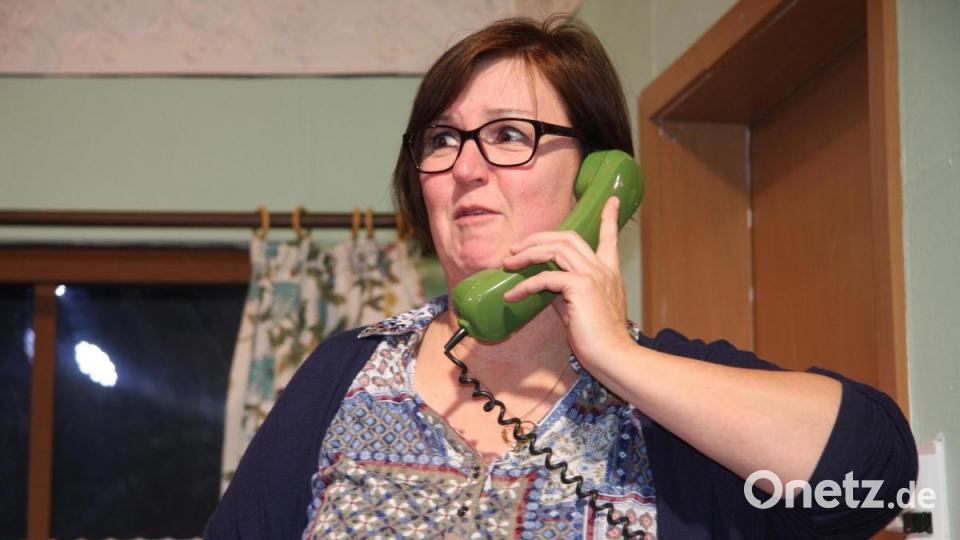 Eine nicht unwesentliche Rolle spielt das Telefon, von dem – bis auf wenige Ausnahmen – Elisabeth (Andrea Hecht) in Beschlag genommen wird.. Bild: wro