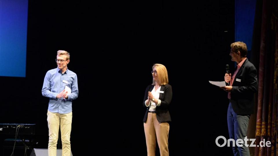 Kulturamtsleiter Reiner Volkert (rechts), Anika Maßmann, zuständig für den Theaterbereich, sowie Jonathan Danigel für den Bereich Konzerte gaben einen Überblick über das Programm. Bild: Andreas Brueckmann