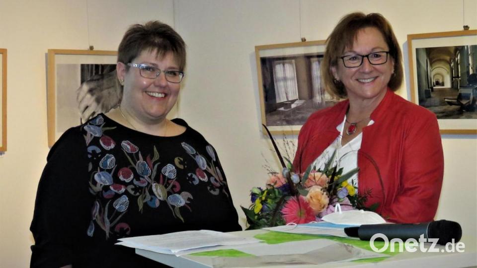 Die Künstlerinnen Brigitte Demmel und Angelika Sticht (von links) freuten sich über den Start ihrer Ausstellung. Bild: ubb