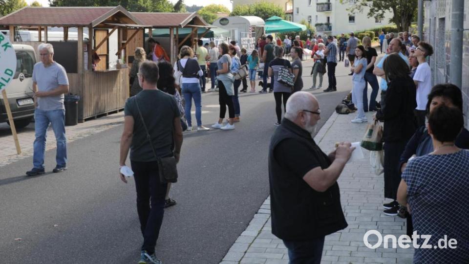 Die erste Bio-Meile der Steinwald-Allianz am Festplatz in der Bahnhofstraße war ein Besuchermagnet. Bild: njn