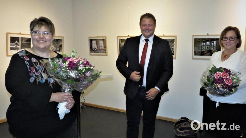 Bürgermeister Stefan Grillmeier bedankte sich bei Brigitte Demmel (links) un Angelika Sticht für die Kunstpräsentation im Museum Mitterteich mit Blumen. Bild: ubb