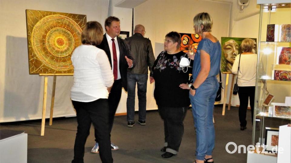 Unter den Gästen war auch die Zweite Vorsitzende des Kunstvereins Tirschenreuth, Kerstin Rumswinkel (rechts), hier im Bild im Gespräch mit (von links) Angelika Sticht, Bürgermeister Stefan Grillmeier und Brigitte Demmel. Bild: ubb