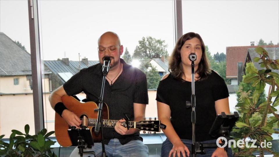 Barbara Habel, Museumsbeauftragte der Ikom Stiftland, sorgte gemeinsam mit ihrem Mann Christof Habel für die musikalische Gestaltung der Vernissage. Bild: ubb