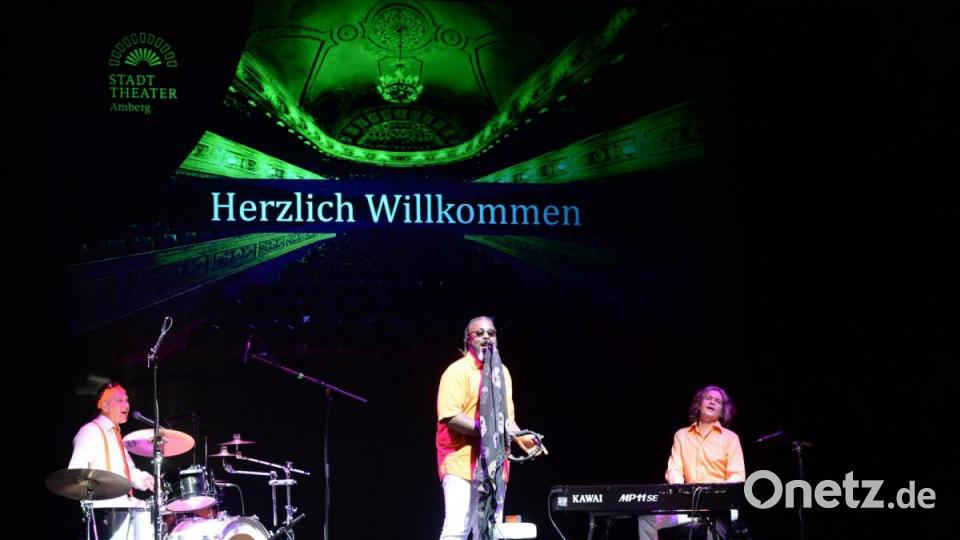 Den Auftakt machte hier die Amberger Band Tanquoray mit Toby Mayerl, Michael Deiml und Ashonte Dolo Lee, welche die Vorstellung mit Auszügen ihres neuen Albums musikalisch begleiteten. Bild: Andreas Brueckmann