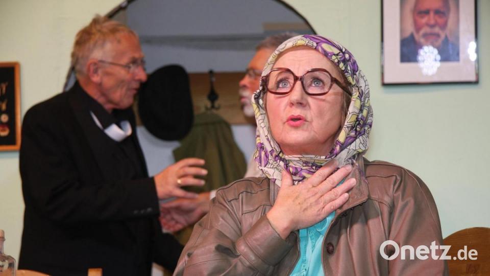 Fatma ist sprachlos. Wo ist sie da nur hineingeraten? Dabei wollte sie doch nur ihren Sohn besuchen. Bild: wro