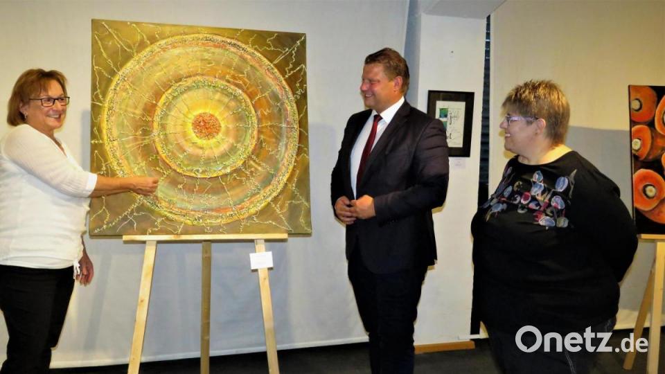 Angelika Sticht (links) und Brigitte Demmel erklärten Bürgermeister Stefan Grillmeier die Techniken, die sie bei der Schaffung ihre Werke anwenden. Bild: ubb