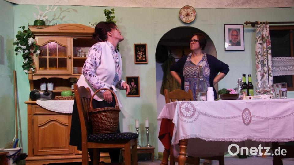 Frieda (Johanna Thoma, links) hat vorsorglich einen Korb mitgebracht. Darin findet vieles von dem Platz, was ihr die Mutter angeblich vor ihrem Tod versprochen hat. Elisabeth (Andrea Hecht) bleibt angesichts der Dreistigkeit die Spucke weg. Bild: wro