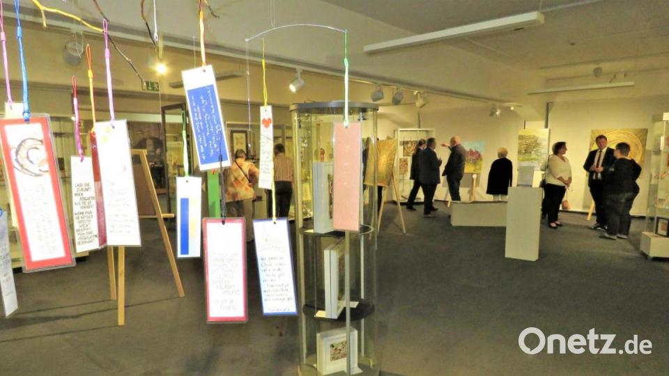 Auch Grußkarten werden gezeigt. Brigitte Demmel fertigt die Unikate mit unterschiedlichen Kalligraphie-Arten. Bild: ubb