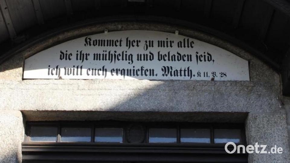 Ein Ort zum Kraft tanken - noch heute ist die Inschrift, gestiftet von Familie Höllerer 1932, über dem Hauptportal zu sehen. Dort steht geschrieben: &quot;Kommet her zu mir, alle dir ihr mühselig und beladen seid. Ich will euch erquicken.&quot; Bild: fks