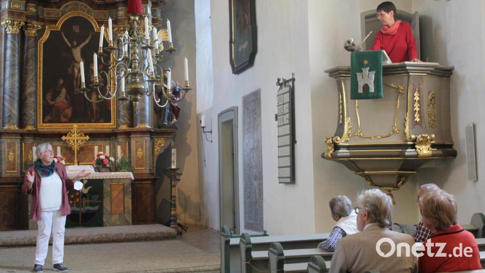 Kirchenmaus &quot;Lenny&quot; sprach von der Kanzel mit Kirchenführerin Karoline Lehner (links) über die Geschichte der Leonhardikirche in Krummennaab. Susanne Götte lieh der Maus ihre Stimme. Bild: fks