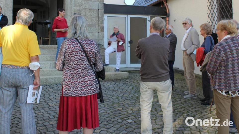 Wie die Porzellanfabrik Seltmann das Leben rund um die Kirche prägte, erläuterte Kirchenführerin Karoline Lehner (Mitte) bereits vor dem Hauptportal. Bild: fks