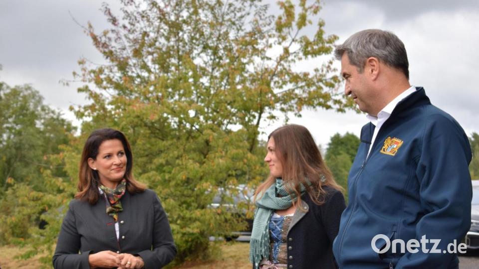 Ministerpräsident Markus Söder und Landwirtschaftsministerin Michaela Kaniber informierten sich in Muckenthal bei Familie Bächer über die Karpfenernte. Mit im Bild ist die 24-jährige Lena Bächer, sie will den Familienbetrieb später übernehmen. Bild: szl