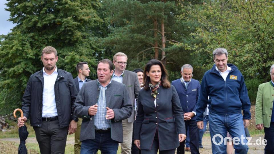 Klaus Bächer (Zweiter von links) berichtete, dass im Familienbetrieb mit Teich- und Landwirtschaft sowie Fischlokal und Hofladen drei Generationen mit anpacken. Bild: szl