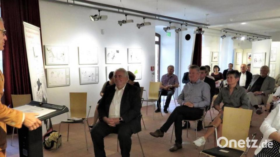 Bürgermeister Franz Stahl begrüßte viele Gäste, die wegen der Abstandsregeln diesmal im Ausstellungsraum bis weit nach hinten zwischen die Kunstwerke an den Stellwänden Platz nehmen durften. Bild: ubb