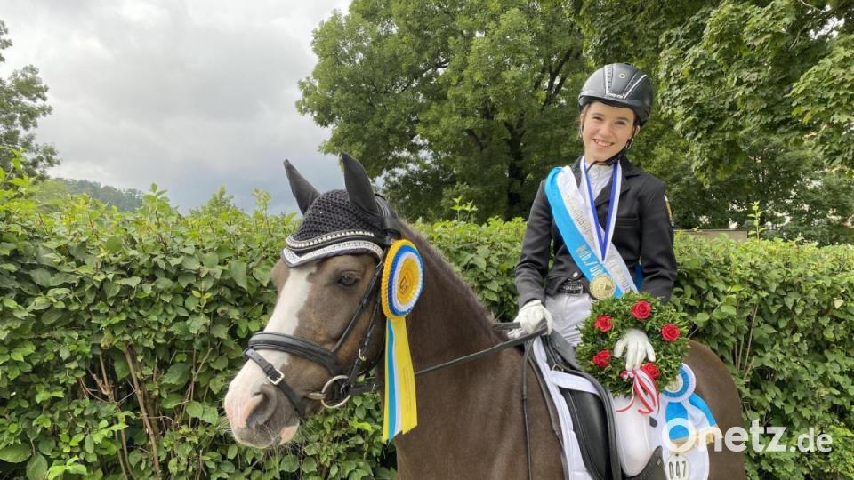 Stolze Erinnerung an einen großen Sieg: Nele Zant mit ihrem Pony &quot;Pina Colada&quot; bei den Vereinsmeisterschaften in Landshut, wo sie zweifache Verbandsmeisterin in der A-Klasse wurde. Bild:  Zant/exb