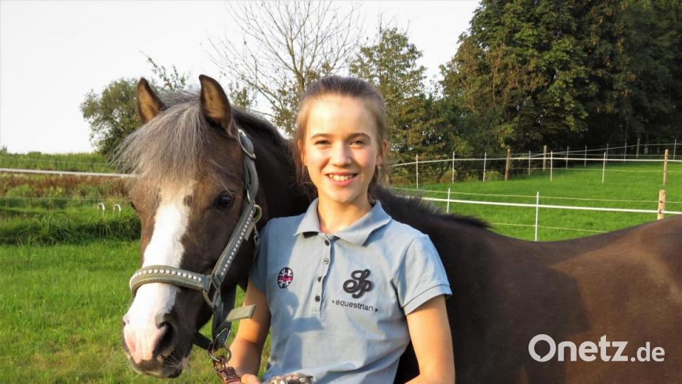 Die 13-jährige Nele und ihr Pony &quot;Pina Colada&quot; sind auf den Wettkämpfen ein Dreamteam. Die beiden Sportskanonen harmonieren bei den Turnieren wie eine Eins. Bild: ubb