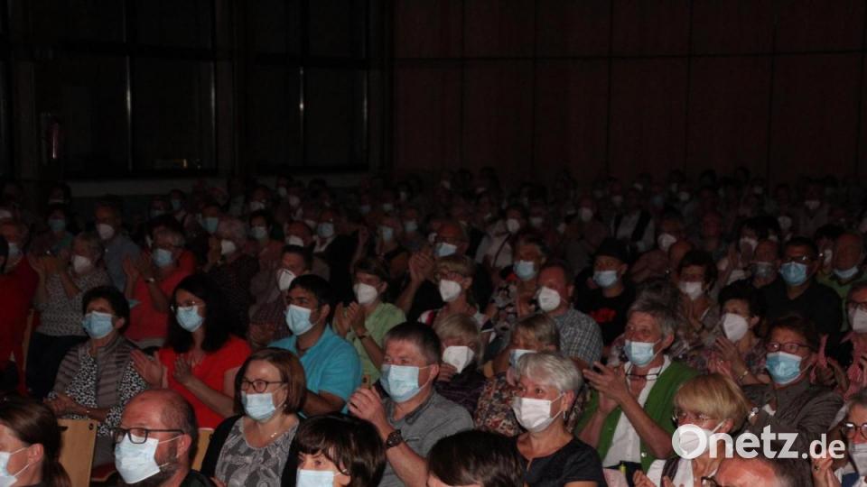 Die Fans waren begeistert und sparten nicht mit Applaus. Begeistert sangen die Zuhörer im vollbesetzten Kettelerhaus fleißig mit. Bild: kro