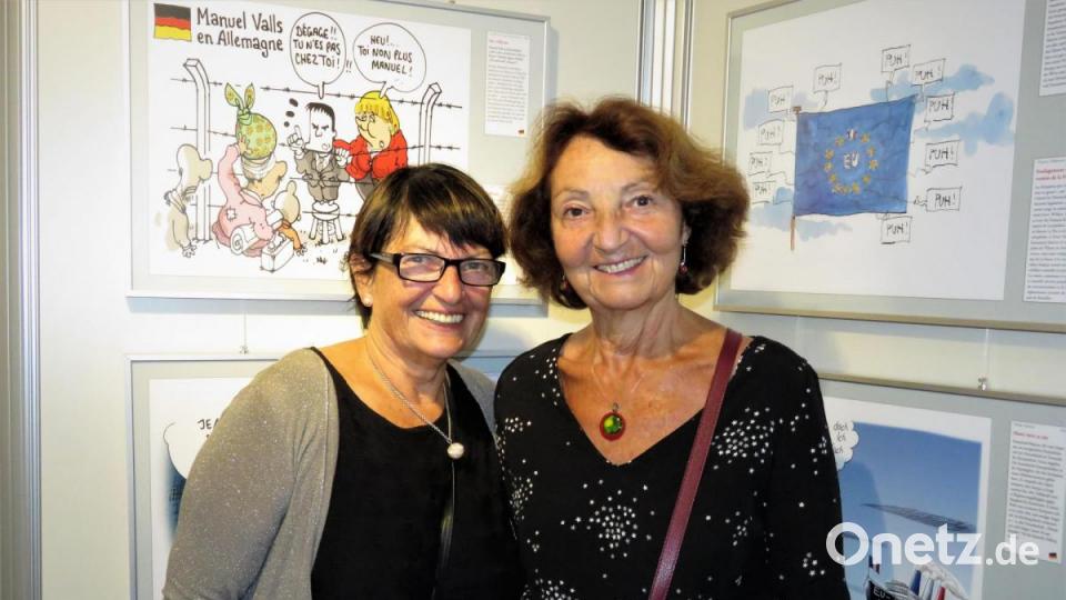 Ursula Müller aus Waldsassen und Patricia Blaise (von links) aus Frankreich sind seit 50 Jahren Freundinnen. Entstanden ist die Freundschaft bei der Gründung des Städtepartnervereins zwischen Waldsassen und Marcoussis, die bereits 30 Jahre länger als die Partnerschaft zwischen Tirschenreuth und La Ville du Bois besteht. Die Freundinnen haben sich auf Einladung des MQ gern die für sie hochinteessante Ausstellung angeschaut. Bild: ubb