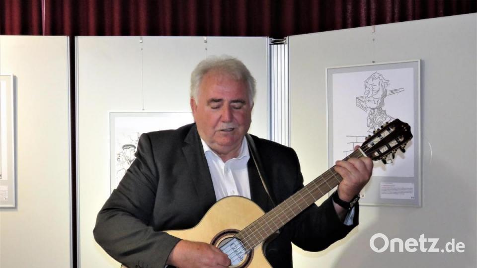 Peter Gold hielt nicht nur die Festrede. Er griff auch gern auf Wunsch des MQ-Teams zur Gitarre, um ein bekanntes französisches Lied in bestem Französisch zu singen. Bild: ubb