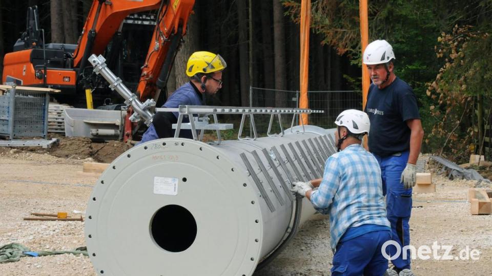 Unter anderem mit dem diesem neuen Maststandort im Hirschwald macht das Bayerische Landeskriminalamt den Landkreis fit für die Umstellung der Alarmierung von Rettungskräften auf das behördliche Digitalfunknetz. Bild: Stephan Huber