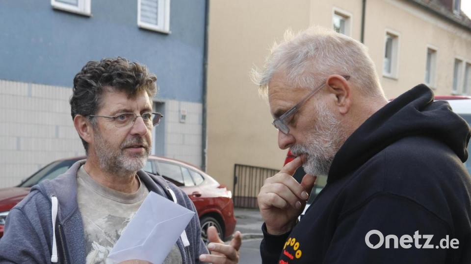 Peter Ostermann, Kassier und Organisator des Flohmarkts für den Schlackenverein, im Gespräch mit Rainer Reichl von der Kultkneipe Gestern. Es könnte wohl demnächst eine gemeinsame Aktion geben. Bild: mfh
