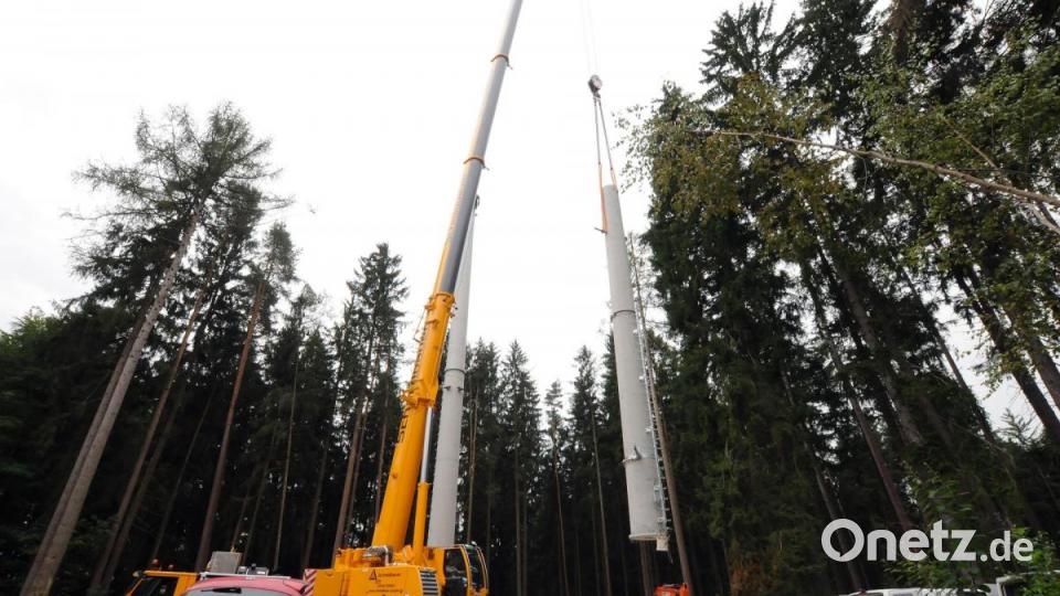 Unter anderem mit dem diesem neuen Maststandort im Hirschwald macht das Bayerische Landeskriminalamt den Landkreis fit für die Umstellung der Alarmierung von Rettungskräften auf das behördliche Digitalfunknetz. Bild: Stephan Huber