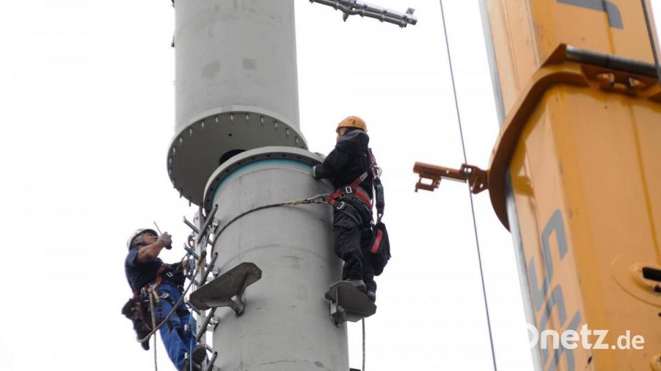 Unter anderem mit dem diesem neuen Maststandort im Hirschwald macht das Bayerische Landeskriminalamt den Landkreis fit für die Umstellung der Alarmierung von Rettungskräften auf das behördliche Digitalfunknetz. Bild: Stephan Huber