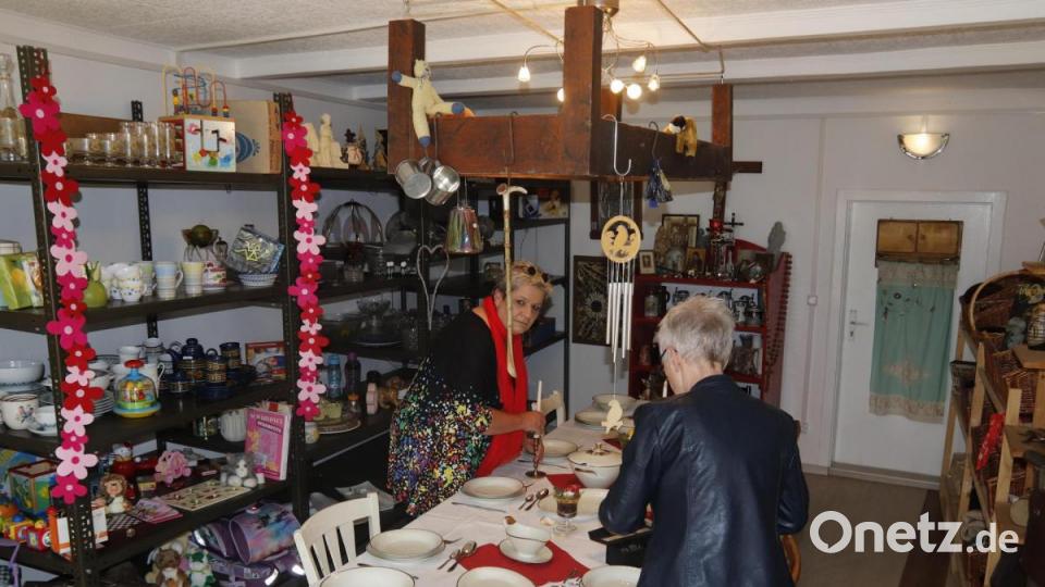 Heidi Franitza und Klara Wanninger beim Eindecken der Tafel. Man beachte den mit Seilen aufgehängten ehemaligen Tisch als gestalterisches Raumelement. Bild: mfh