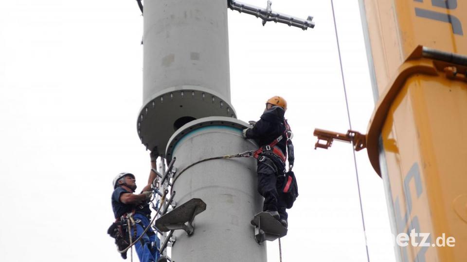 Unter anderem mit dem diesem neuen Maststandort im Hirschwald macht das Bayerische Landeskriminalamt den Landkreis fit für die Umstellung der Alarmierung von Rettungskräften auf das behördliche Digitalfunknetz. Bild: Stephan Huber