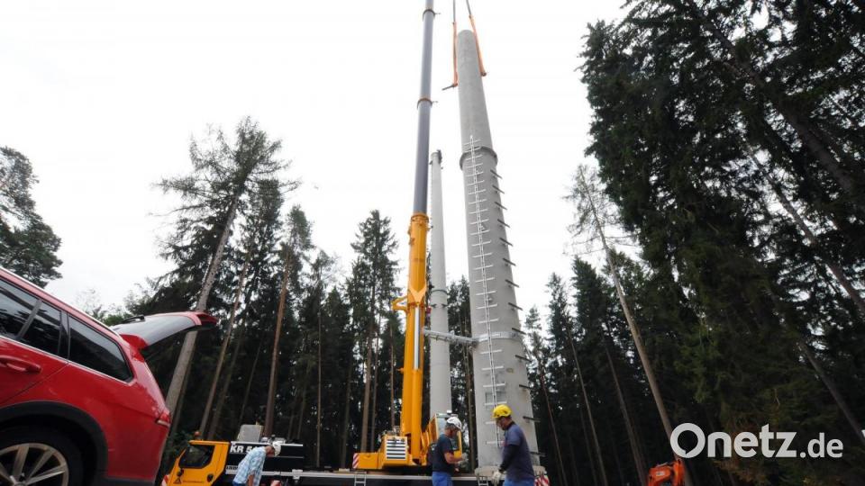 Unter anderem mit dem diesem neuen Maststandort im Hirschwald macht das Bayerische Landeskriminalamt den Landkreis fit für die Umstellung der Alarmierung von Rettungskräften auf das behördliche Digitalfunknetz. Bild: Stephan Huber