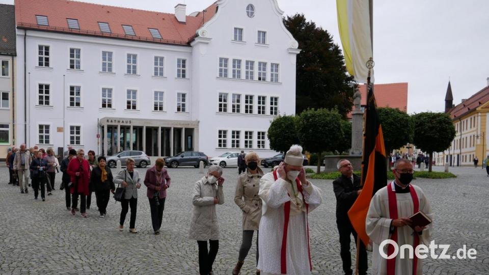 Gemeinsam mit Abt Thiel und Pfarrer Vogl zog die Kolpingsfamilie Waldsassen nach der Segnung des Flurkreuzes mit ihrer Fahne zur Basilika. Bild: hmr
