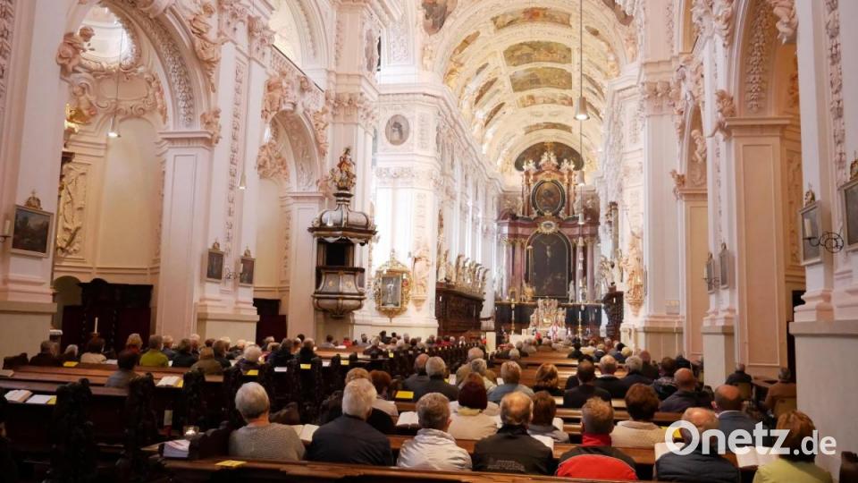 Ein prächtiges Bild bot die sehr gut besetzte Basilika beim Festgottesdienst am Wallfahrtstag zum Geschändeten Heiland. Die beiden Besuchergruppen aus Dresden und vom Kolpingbezirksverband Regensburg durften zusammensitzen, mussten aber die Gesichtsmasken während des Gottesdienstes tragen. Bild: hmr